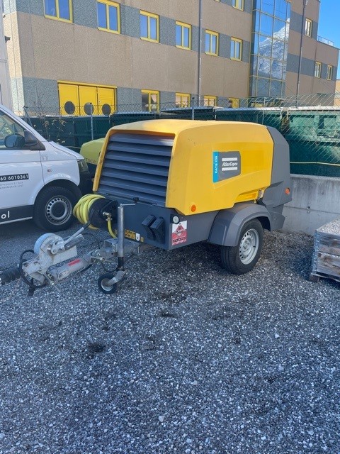 Atlas Copco XATS138KD auf Fahrwerk